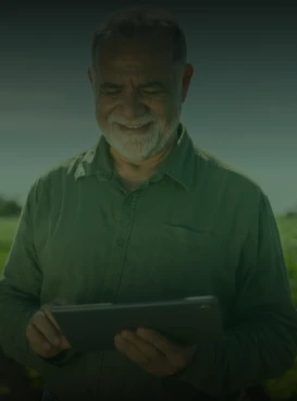 Pessoa visualizando gráfico no tablet