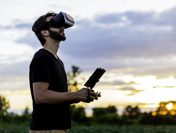 Homem segurando tablet utilizando óculos de realidade virtual