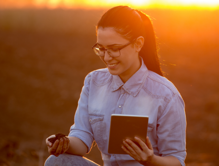 Mulher sorrindo segurando tablet