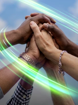 Mãos de várias pessoas unidas no alto